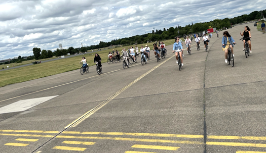 Studentene på sykkel gjennom Tempelhof Park i Berlin. Tidligere flyplass.