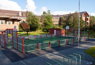 ISB 8 - Ballbinge og nyttehage på barneskolen sitt areal. ( Foto BoassonInt)